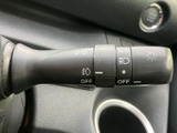 操作しやすい位置に配置されたウインカーレバーで、安全な車線変更をサポートします。直感的に操作でき、運転に集中できます。視認性も良好です。