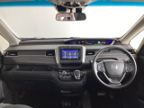 運転席は、大きな座面と包み込むような背もたれがドライバーの身体全体をしっかり支えます。上質なシート素材と座り心地のよいクッションを採用し、長時間の運転やコーナーの多い道も快適です