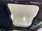【ガラスルーフ】ガラスルーフ搭載で車内の解放感が一気にアップ!開放的なドライブをお楽しみいただけます。