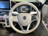 インテリアに合わせたデザインのステアリングは、運転される方のことも考え、運転しやすい形状、大きさです。是非一度、実際に触ってお確かめください。