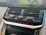 【オートエアコン】一度お好みの温度に設定すれば、車内の温度を検知し風量や温度を自動で調整。暑い&hellip;寒い&hellip;と何度もスイッチ操作をする必要はありません。快適な車内空間には必須の機能ですね