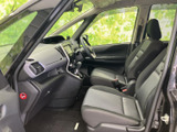 運転しやすい配置のメーター類と操作系が、快適なドライビングをサポートします。広々とした室内空間も魅力です。