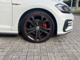 レッドサークルがあしらわれたDynamic専用18インチアルミホイール。