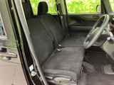 運転席からの視界は良好。ゆったりとした空間で、快適なドライブを楽しめます。落ち着いた色調が上質な空間を演出します。