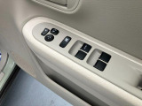 運転席アームレストに、【リモコンドアミラー】【パワーウィンドウ】スイッチあり。手元で操作ラクラク。