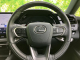握りやすい形状で、運転操作をスムーズに行えます。オーディオやハンズフリー通話など、便利な機能も操作可能。快適な運転をサポートする、多機能ステアリングです。