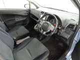 シンプルで使いやすいデザインの運転席です。