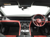 前車追従機能、レーンキープアシスト、ヘッドアップディスプレイも付いており、多数のオプションを備えております。