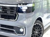 【LEDヘッドライト】悪天候や夜間走行時も良好な視界を確保し安心して運転できる高輝度LEDヘッドライトを装備!点灯速度が早く、消費電力も抑えられています。