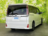 安定感のあるリアビューが特徴的。スタイリッシュなデザインで、後続車への配慮も忘れていません。洗練された印象を与えます。