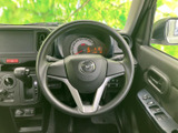 握りやすい形状で、操作性も良好なステアリング。運転中の姿勢をサポートし、長距離ドライブでも疲れにくい設計です。快適な運転体験を追求しました。