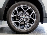 BMWの純正アロイホイールは軽量かつ強度にも優れているホイールで走行性能を引き上げる設計になっております。足元にもBMWは妥協がなくこだわっている個所になります。