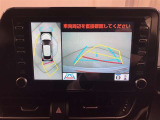 車を上から見たような視点のパノラミックビューモニター。後方の死角だけでなく左右や前方の障害物の発見もしやすくなります!