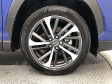 【トヨタ純正アルミホイール】です!車両デザインに合わせてホイールをデザインしているため、見た目にもカッコイイアルミホイール♪洗車もラクチンで錆びません。