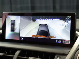 パノラミックビューモニター。車両を上から見たような映像を表示。運転席から目視しにくい車両周囲の状況をリアルタイムで確認できます。