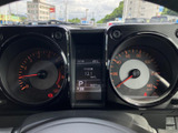 視認性の高いメーター類が、運転に必要な情報を分かりやすく表示します。デジタル表示により、走行情報も確認しやすい構成です。