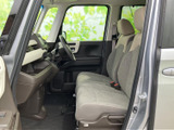 落ち着いた色調のインテリアが、上質な空間を演出します。運転に必要な情報を一目で確認できるメーター類が配置されています。