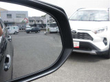 隣車線を走る車両をレーダーで検知し、ドアミラーでは確認しにくい後側方エリアに存在する車両に加え、急接近してくる車両も検知します。車両を検知するとドアミラーに搭載されたLEDインジケーターが点灯します。
