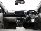 すっきりとしたデザインの運転席まわりですね