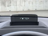 HUD: ヘッドアップディスプレイはドライバーが前方に集中できるよう、ナビや車速情報をフロントガラスに投影するシステムです。