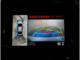 【パノラマモニター】に搭載した4つのカメラにより、車を真上から見ているような映像を表示。運転席から確認しにくい車両周囲の状況を把握できます。