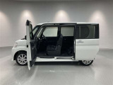 助手席のドアとリヤドアと同時に開くとワイドな乗降スペースが出現し開放感いっぱです。