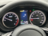 視認性の高いメーター類が、運転をサポートします。必要な情報を一目で確認でき、安全運転に貢献します。落ち着いたデザインも魅力です。