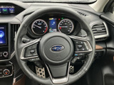 握りやすいステアリングは、運転の楽しさを向上させます。操作性にも優れており、スムーズなハンドリングを実現します。快適なドライビングをサポートします。