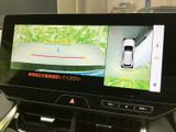 駐車時の安全をサポートするバックモニター。狭い場所でも安心して取り扱いできます。ガイドライン表示で、駐車時の距離感が把握しやすくなっています。