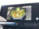 動画コンテンツも楽しめる大画面モニター。休憩時間にも、ドライブ中にも、エンターテインメントを満喫できます。後部座席の方も楽しめます。