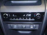 【オートエアコン】設定した温度になるように車が自動で風量や吹き出し口、冷暖房の強さを調整してくれるエアコンです。一度温度を設定すれば、自動で快適な室温を保ってくれるので運転に集中しやすいですよ♪