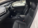 機能性とデザイン性を兼ね備えた運転席。直感的な操作性で、運転をサポートします。快適なドライブを心ゆくまでお楽しみください。