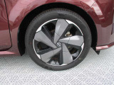 日産純正のアルミホイールが装着されてます。ボディデザインとマッチしておりカッコイイですね。