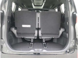 3列目シートは跳ね上げ式で折りたたみ可能です。キャンプ用品など大きな荷物もばっちり収納可能です!