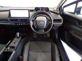 革巻きステアリングで快適な操作性の運転席です。