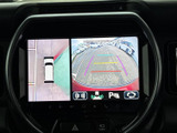 後方の状況を画面で確認できるので、狭い道や駐車場でも安心。安全な運転をサポートする頼れる機能です。
