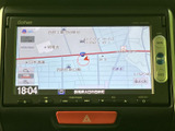 運転に役立つ地図情報を表示。目的地へのナビゲーションをサポートします。スムーズな移動に貢献。