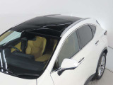 【ムーンルーフ】開放的なパノラマルーフやムーンルーフで車内も明るく開放感も!