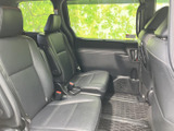 ゆったりと座れるシートが、長距離移動でも疲れを軽減。カップホルダーや収納スペースも充実しており、快適な時間を過ごせます。
