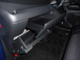 グローブボックスは上下分割式で、色々な物が収納できます。