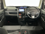 【インパネ】運転のしやすさを最優先に設計された見晴らしの良いフロントビュー。車両間隔が掴みやすく狭い道でも安心♪「安全」と「品質」を最優先に、安心してお乗りいただけるクルマを提供いたします。