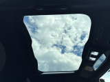 【 サンルーフ 】屋根からの自然光が差し込むことで、閉鎖的な車内が明るく開放的な空間に変わります♪//