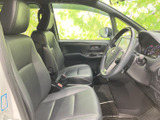 広々とした室内空間が特徴的。運転席からの視界も良好で、快適なドライビングをサポートします。落ち着いた色合いで、上質な空間です。