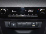 オートエアコンで車内の温度管理も自動調整で行ないますのでらくらくです!安心して運転に集中できます!!
