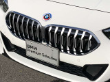 左右のキドニー・グリルの中心にはBMWのエンブレムが鎮座し、個性を放つデザイン性を兼ね備えました。