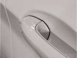 【スマートキー】車両のキーをカバンやポケットに入れたまま、お車の開閉が可能で御座います。お車の前に立ってキーを探す必要が御座いません。