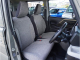 【清潔感のある運転席&助手席】隅々までクリーニングの行き届いた運転席&助手席。目立ったシミや汚れ等もございません。