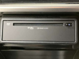 オプションのDVDプレイヤーはグローブボックス内に配置です。