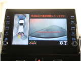 【パノラマモニター】に搭載した4つのカメラにより、車を真上から見ているような映像を表示。運転席から確認しにくい車両周囲の状況を把握できます。