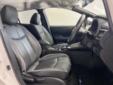 ゆったりと座れる運転席シートですのでストレスなく運転が出来ますよ!